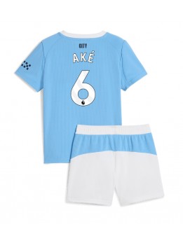 Billige Manchester City Nathan Ake #6 Hjemmedraktsett Barn 2025-26 Kortermet (+ Korte bukser)